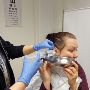 Sairaanhoitajan korvahuuhtelu poistaa vahatulpan nopeasti.